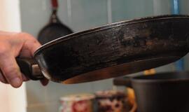 Įsibrovėlių grobis - keptuvė ir maisto produktai