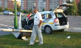 Per raudoną važiavusi moteris sukėlė avariją