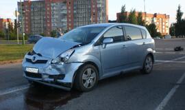 Per raudoną važiavusi moteris sukėlė avariją