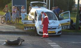 Per raudoną važiavusi moteris sukėlė avariją