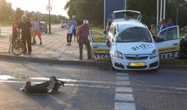 Per raudoną važiavusi moteris sukėlė avariją