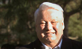 Taline bus atidengtas Boriso Jelcino bareljefas
