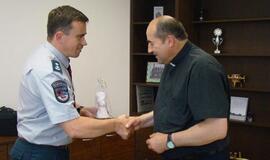 Vagį sulaikiusiam klebonui įteikta angelo skulptūrėlė