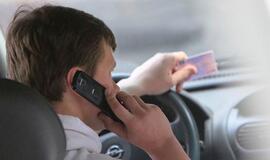 Ar tikrai kalbėjimas telefonu prie vairo yra pavojingas?