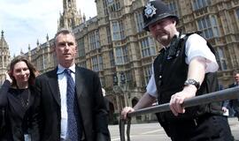 Dėl kaltinimų vyro išprievartavimu atsistatydino Britanijos parlamento vicepirmininkas