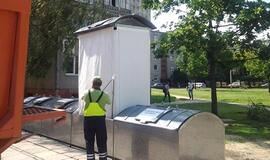 Gargžduose prie daugiabučių - šiukšlės po žeme