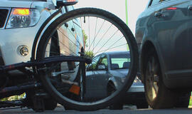 Iš partrenkto dviratininko kišenės iškrito butelis