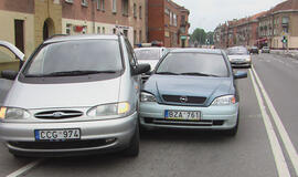 Išsigandęs "fordas" prieš išsiblaškiusį "opelį"