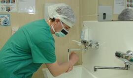 Ligoninėse gydytojai nepakankamai dezinfekuoja rankas