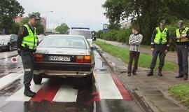 Pėsčiųjų perėjoje partrenkė motiną su vaiku