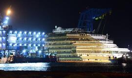 Sėkmingai ištiesintas prie Italijos krantų gulėjęs laivas "Costa Concordia"
