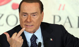 Silvijaus Berluskonio partijos ministrai pasitraukė iš Italijos vyriausybės