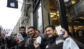 Vienose šalyse penktadienį "iPhone" dar tik pasirodė, o kitose jau buvo išparduotas