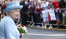 Britų karalienė ieško žmogaus, kuris gerai eina atbulas