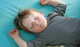 Kodėl vaikai per miegus griežia dantimis