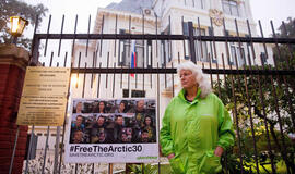 Nobelio taikos premijos laureatai prašo Vladimiro Putino paleisti į laisvę "Greenpeace" aktyvistus