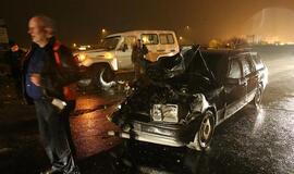 Sugalvojęs apsisukti vairuotojas sukėlė avariją