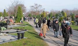 Lapkričio 1-oji: miestas tuščias, kapinės pilnos