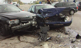 Neturintis teisės vairuoti sudaužė tris automobilius