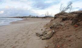 Baltijos jūra graužia Melnragės krantus