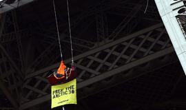 Rusija sulaikytus "Greenpeace" aktyvistus perkelia į Sankt Peterburgą