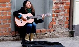 Serialo "Moterų laimė" aktorė ragavo gatvės muzikantės duonos