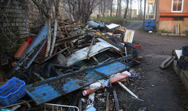 Šiukšlininkas kiemą pavertė šiukšlynu