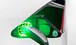 "Tesla" akcijų vertė smuko dėl sumenkusios gamybos