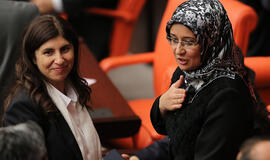 Turkija panaikino draudimą politikėms parlamente dėvėti kelnes