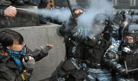 Ukrainoje prieš protestuotojus panaudotos ašarinės dujos