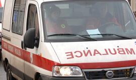 Vilniuje automobiliui įsirėžus į viešojo transporto stotelę sužaloti trys žmonės