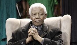 PAR: Nelsono Mandelos palaikai nugabenti iš jo namų Johanesburge į karinę ligoninę Pretorijoje