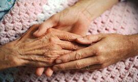 Pasaulyje sparčiai daugėja demencija sergančių žmonių