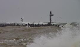 Uosto vartai audros "Ksaveras" metu