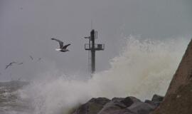Uosto vartai audros "Ksaveras" metu