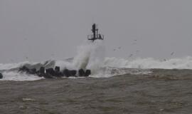 Uosto vartai audros "Ksaveras" metu