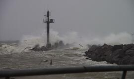 Uosto vartai audros "Ksaveras" metu