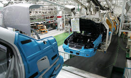 2013 m. pabaigoje "Hyundai" įplaukos mažėjo, bet pelnas augo