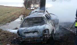 Automobilyje sudegusius du vyrus ugnis tarsi persekiojo