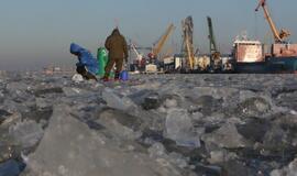 Ledas. Žvejai. Laivas. Inspektoriai