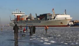 Ledas. Žvejai. Laivas. Inspektoriai