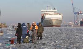 Ledas. Žvejai. Laivas. Inspektoriai