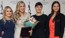 Plaukikei Rūtai Meilutytei - "Šaulio" skulptūra ir 30 tūkstančių litų čekis