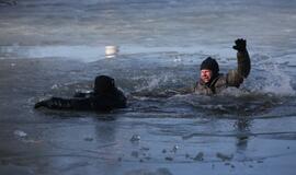 Ugniagesiai vaidina skęstančiuosius