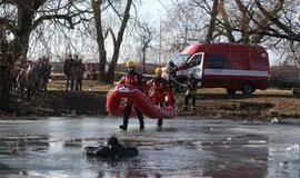 Ugniagesiai vaidina skęstančiuosius