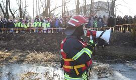 Ugniagesiai vaidina skęstančiuosius