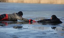 Ugniagesiai vaidina skęstančiuosius