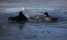 Ugniagesiai vaidina skęstančiuosius