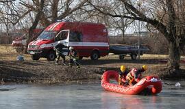 Ugniagesiai vaidina skęstančiuosius