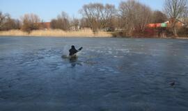 Ugniagesiai vaidina skęstančiuosius